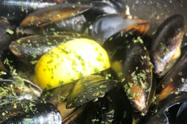 Garlic Butter Mussels in White Wine sauce