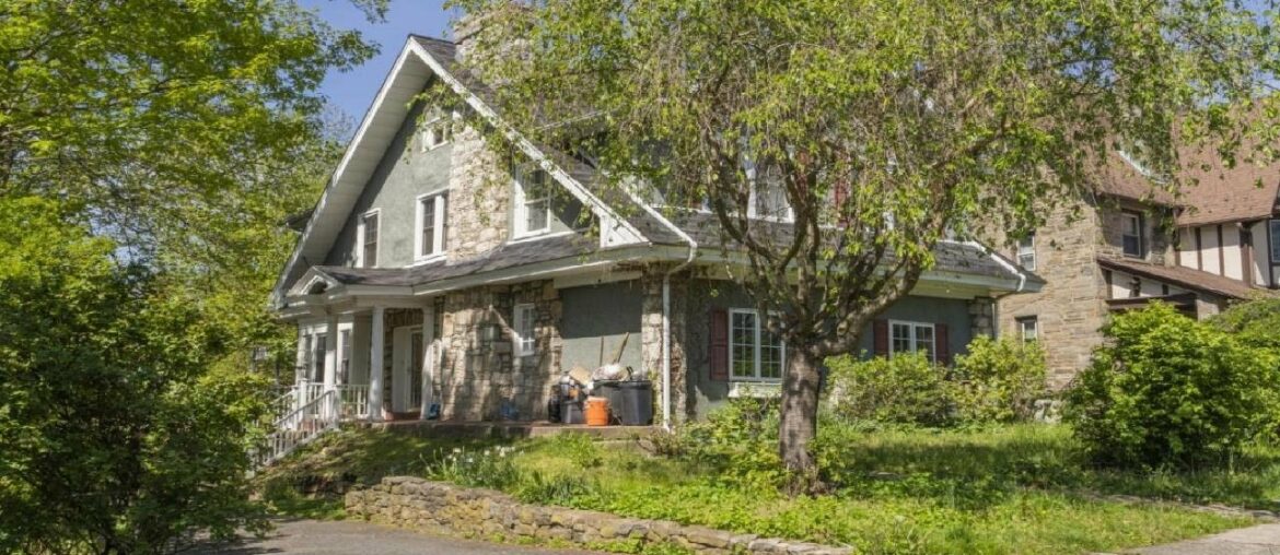 312 Shadeland Avenue, Drexel Hill, PA Presented by The Linzee Ciprani Team. 312 Shadeland Avenue, Drexel Hill, PA Presented by The Linzee Ciprani Team.