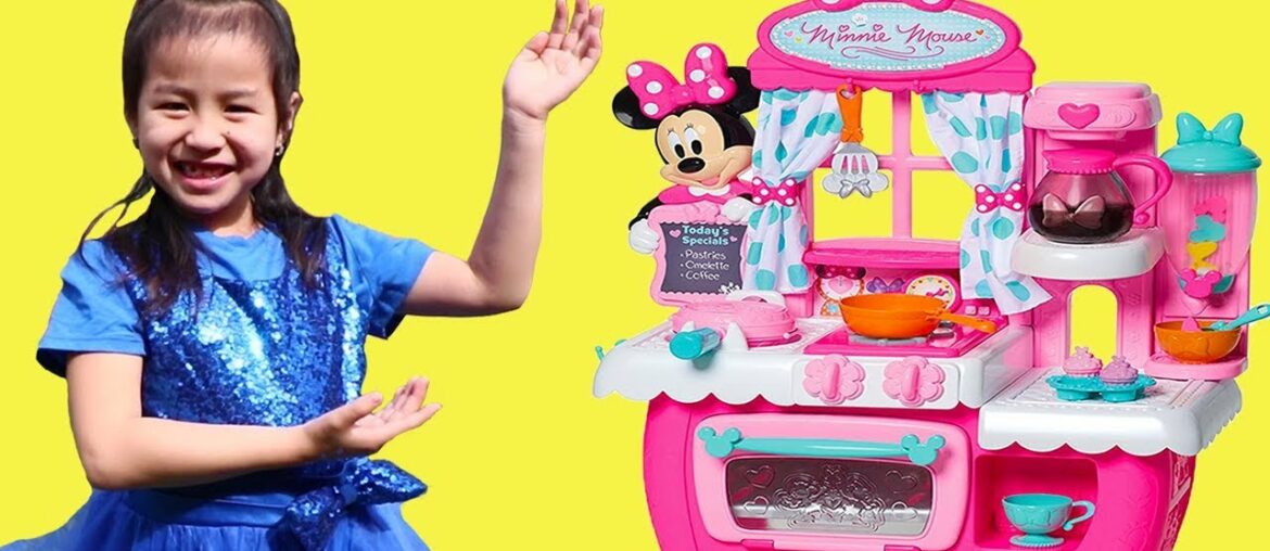 Jannie Pretend Play Cooking with Minnie Mouse Kitchen Toy & Play Foods