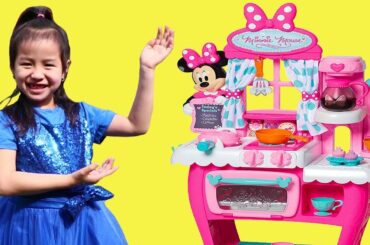 Jannie Pretend Play Cooking with Minnie Mouse Kitchen Toy & Play Foods
