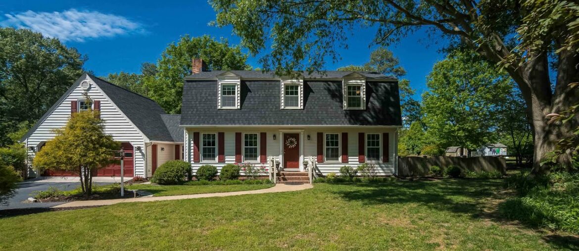 2910 Blithe Dr, Chester, VA 23831