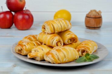 French Buns With Apples - Cook It Recipes