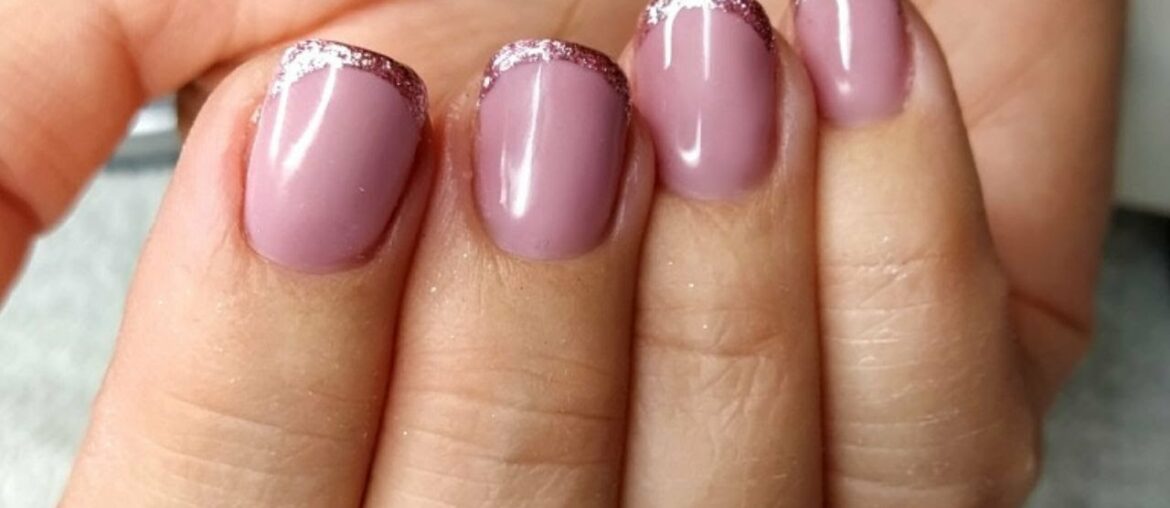 Watch me work | Pink glitter french tip nails Watch me work | Pink glitter french tip nails
