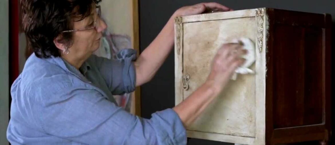 Chalk Paint® tutorial No.1 - one-colour distressing technique with dark wax.