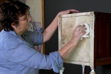 Chalk Paint® tutorial No.1 - one-colour distressing technique with dark wax.