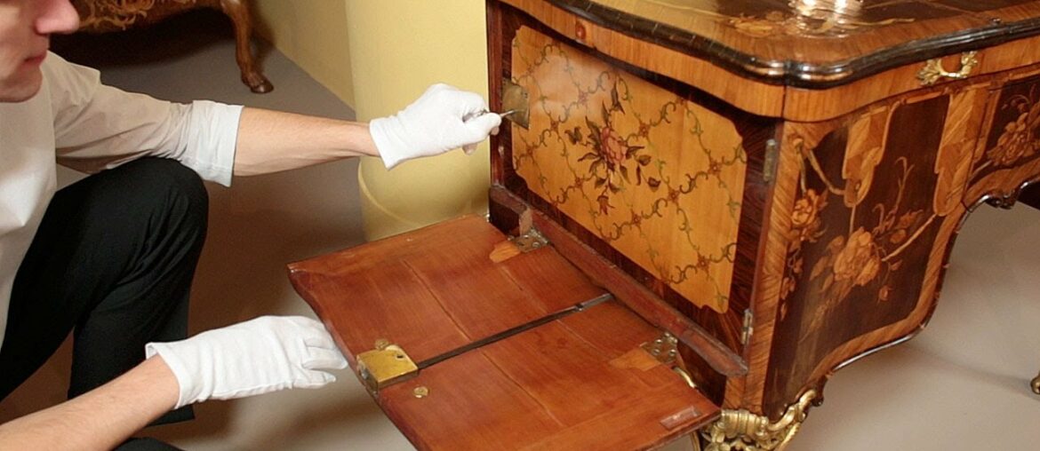 Demonstration of the Roentgens' Dressing Table (Poudreuse)