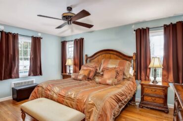 22 Manitton Ct, Islip, NY 11751