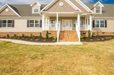 1997 Charles Avenue, Lancaster, SC Presented by Melanie Outlaw.