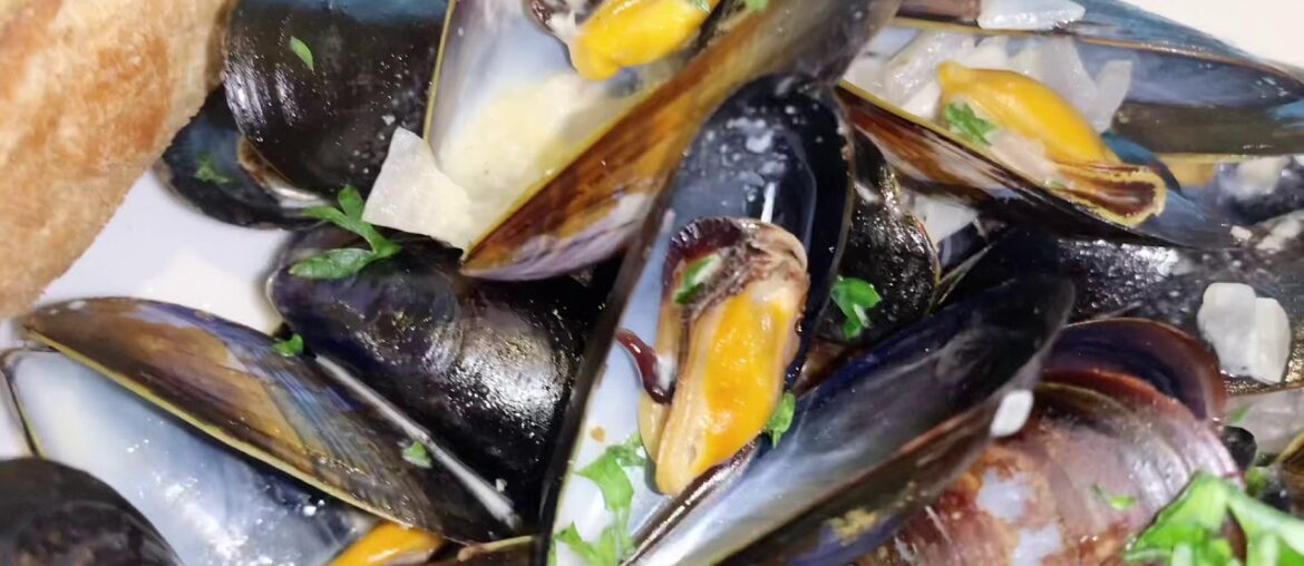 HOW TO MAKE MUSSELS – MOULES MARINIÈRE HOW TO MAKE MUSSELS - MOULES MARINIÈRE