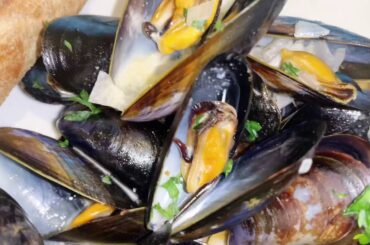 HOW TO MAKE MUSSELS - MOULES MARINIÈRE