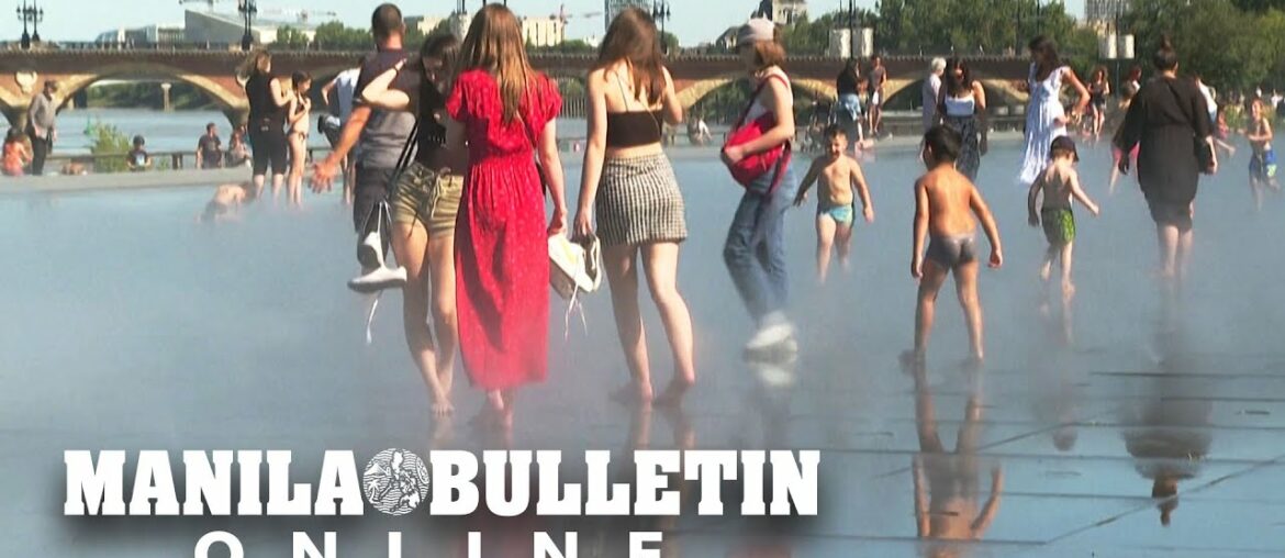 Tourists, locals cool off in Bordeaux's famous 'water mirror' Tourists, locals cool off in Bordeaux's famous 'water mirror'