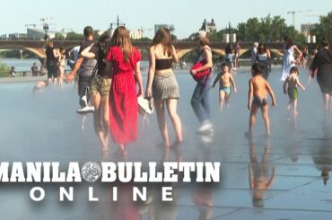 Tourists, locals cool off in Bordeaux's famous 'water mirror'