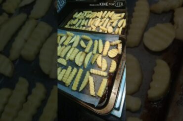 BAKE FRENCH FRIES, CHICKEN CRUNCHY BURGER FOR LUNCH ENJOY. RECIPE DOWN 👇 DISCRETION DOWN 👇