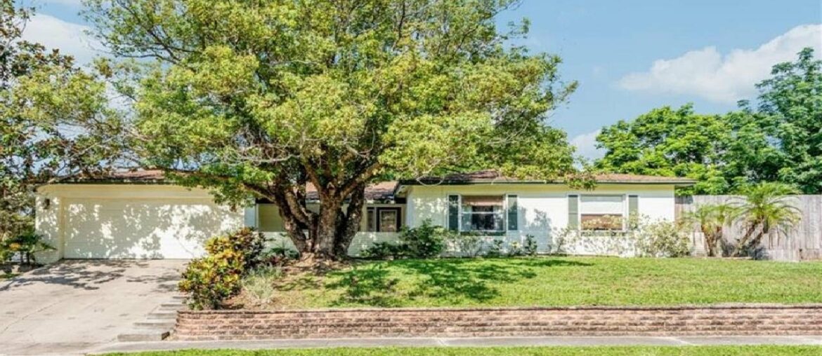 200 IVY FARM LANE, CASSELBERRY, FL Presented by Wemert Group Realty.