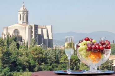 A delightful three bedroom apartment for sale with panoramic views of Girona