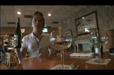 How to Be a Good Waiter : How to Pour Wine at the Table as a Waiter