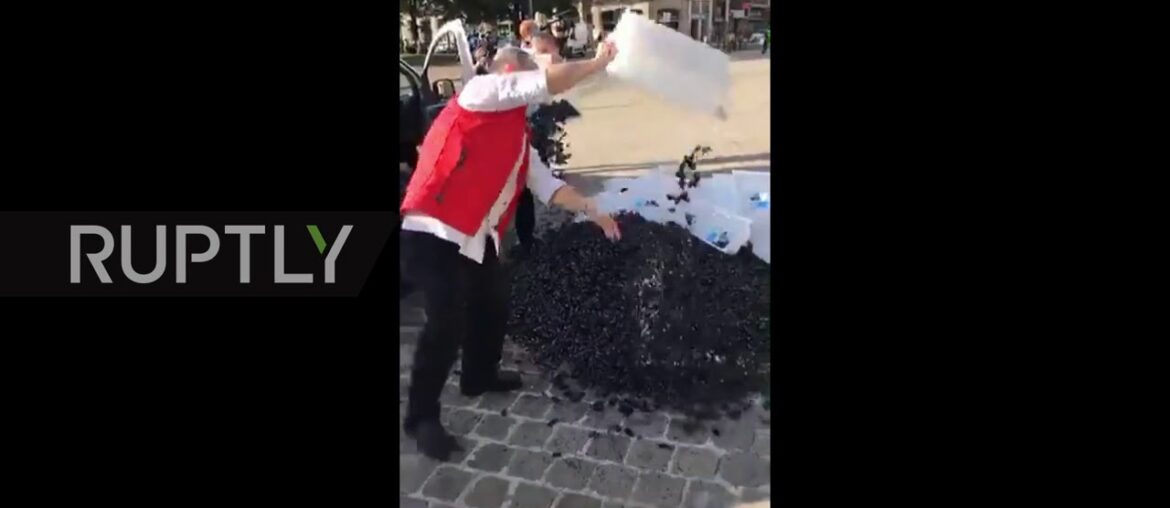 France: Lille restaurant dumps 2 tonnes of mussels at govt building to denounce COVID measures France: Lille restaurant dumps 2 tonnes of mussels at govt building to denounce COVID measures