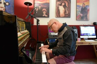 Erik Satie - 3 Gnossiennes - John Wheeler, piano