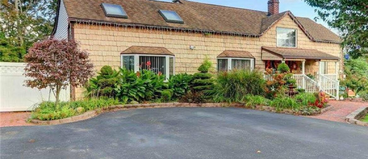 93 Commack Rd, Islip, NY Presented by Elizabeth Glass.