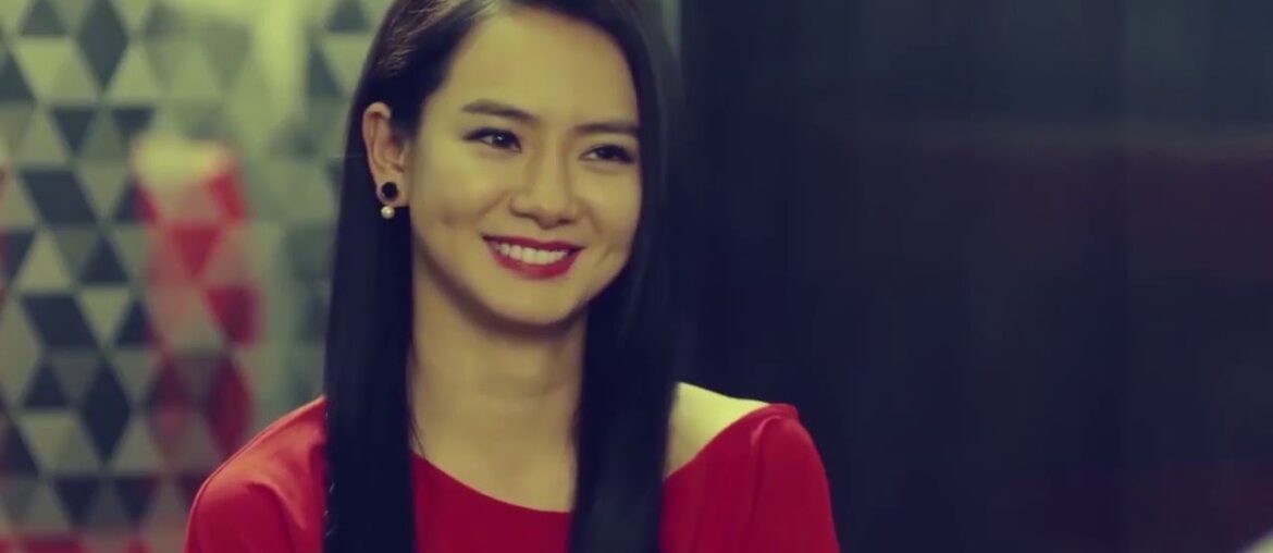 Girl started to accompany the wine lady,drinking all the time, the guests still treat her like this! Girl started to accompany the wine lady,drinking all the time, the guests still treat her like this!