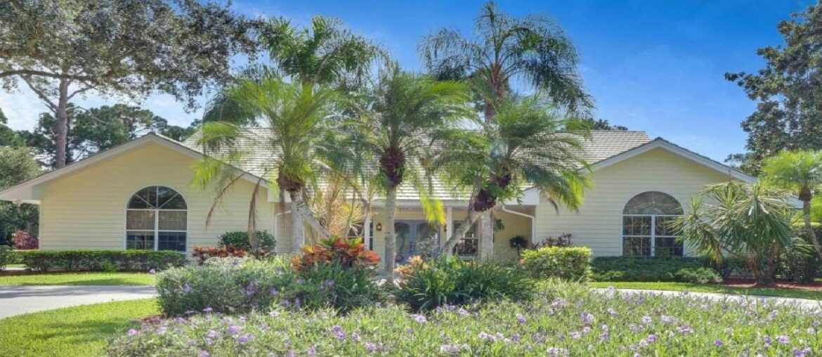 7729 WEXFORD WAY, PORT SAINT LUCIE, FL Presented by Zully Hunter. 7729 WEXFORD WAY, PORT SAINT LUCIE, FL Presented by Zully Hunter.