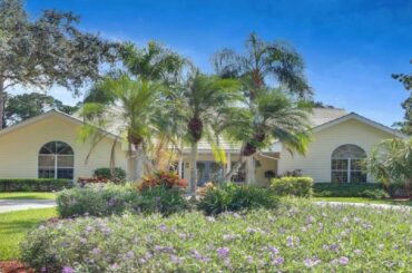 7729 WEXFORD WAY, PORT SAINT LUCIE, FL Presented by Zully Hunter.