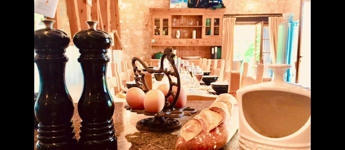 Acabanes Dordogne holiday villa kitchen and dining area. Acabanes Dordogne holiday villa kitchen and dining area.