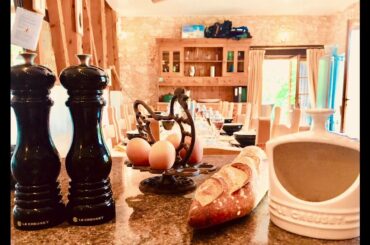 Acabanes Dordogne holiday villa kitchen and dining area.