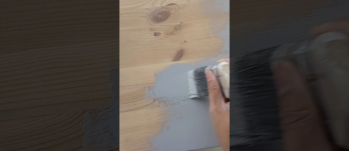 Painting with Annie Sloan's chalk paint in French Linen