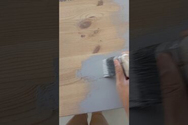 Painting with Annie Sloan's chalk paint in French Linen