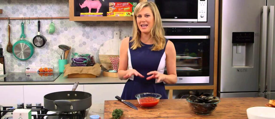 Mussels in Rich Tomato Sauce with Crusty Bread | Everyday Gourmet S5 E62