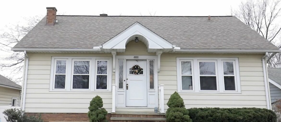 5866 Chestnut Hills Dr, Parma, OH 44129