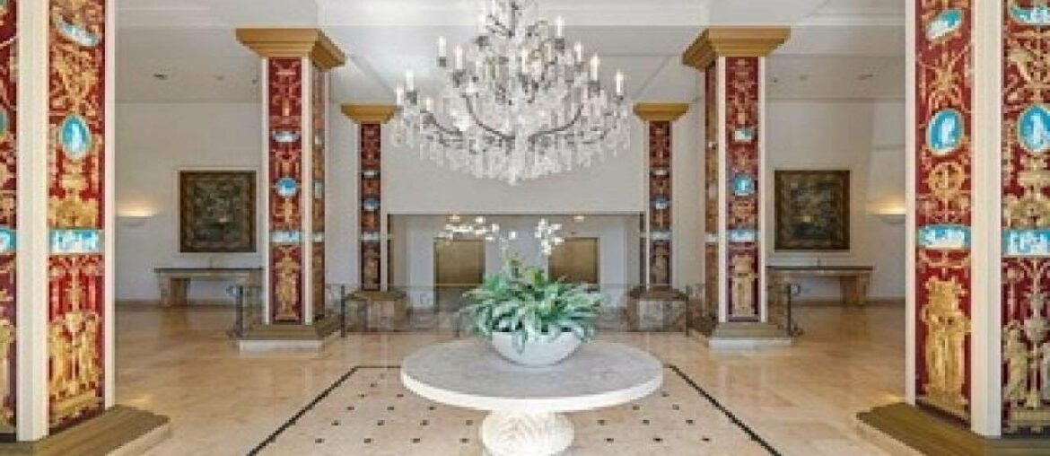 9249 Burton Way, Beverly Hills, California Presented by Kiki Freeman.