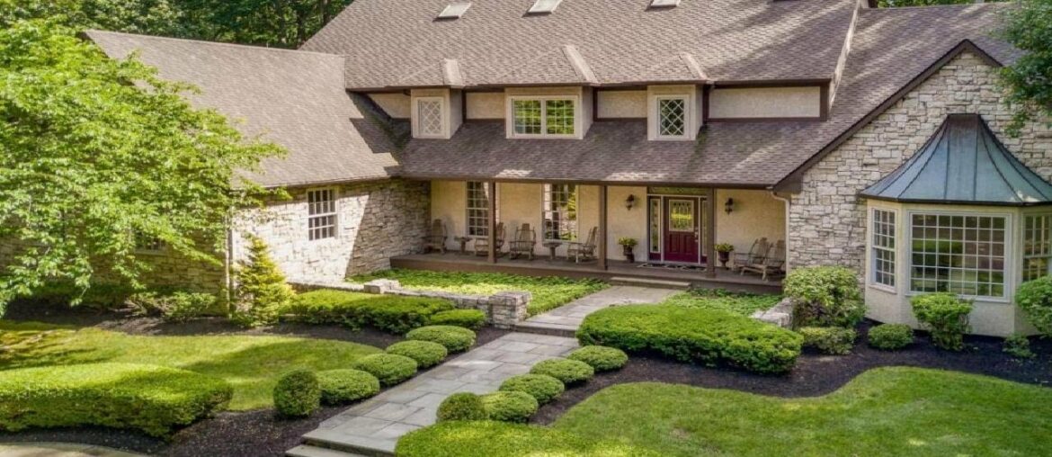 5 SAINT JOHNS LANE, MULLICA HILL, NJ Presented by Nancy Kowalik.