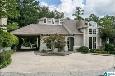 Homes for sale - 147 Queensbury Crescent, Mountain Brook, AL 35223