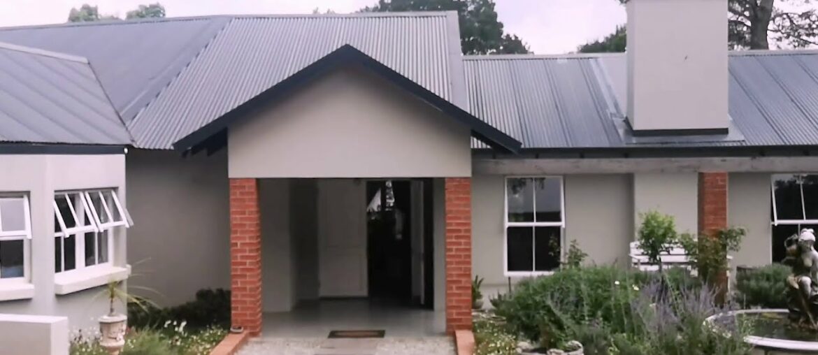 FARM STYLE HOME WITH COTTAGE / WFH SITUATED IN A BOOMED ENCLAVE FARM STYLE HOME WITH COTTAGE / WFH SITUATED IN A BOOMED ENCLAVE