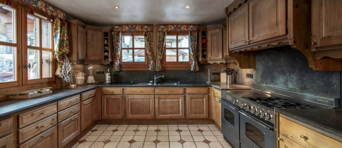 For Sale – Courchevel France – Family Chalet – 250m2 For Sale - Courchevel France - Family Chalet - 250m2