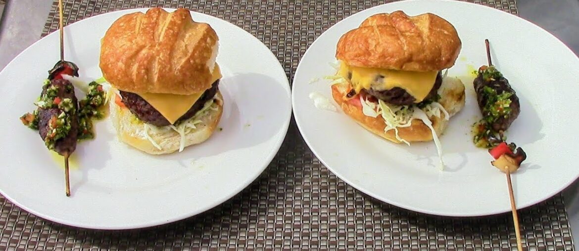 Chef prepara deliciosas hamburguesas con salsa chimichurri a la parrilla en el patio de su casa Chef prepara deliciosas hamburguesas con salsa chimichurri a la parrilla en el patio de su casa
