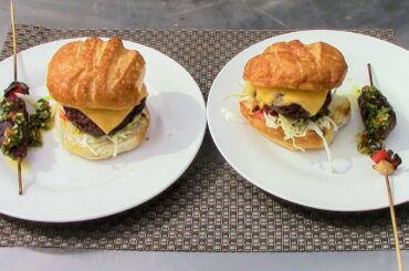 Chef prepara deliciosas hamburguesas con salsa chimichurri a la parrilla en el patio de su casa