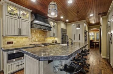 57 Twin Valley Drive Sugar Land, Texas 77479 | Linda Riddle | Find Homes for Sale