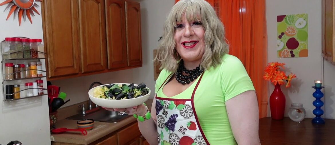 Moules (Muscles) Mariniere (French style Steamed Muscles in Wine Sauce) S1E8