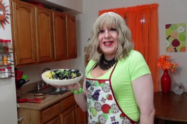 Moules (Muscles) Mariniere (French style Steamed Muscles in Wine Sauce) S1E8