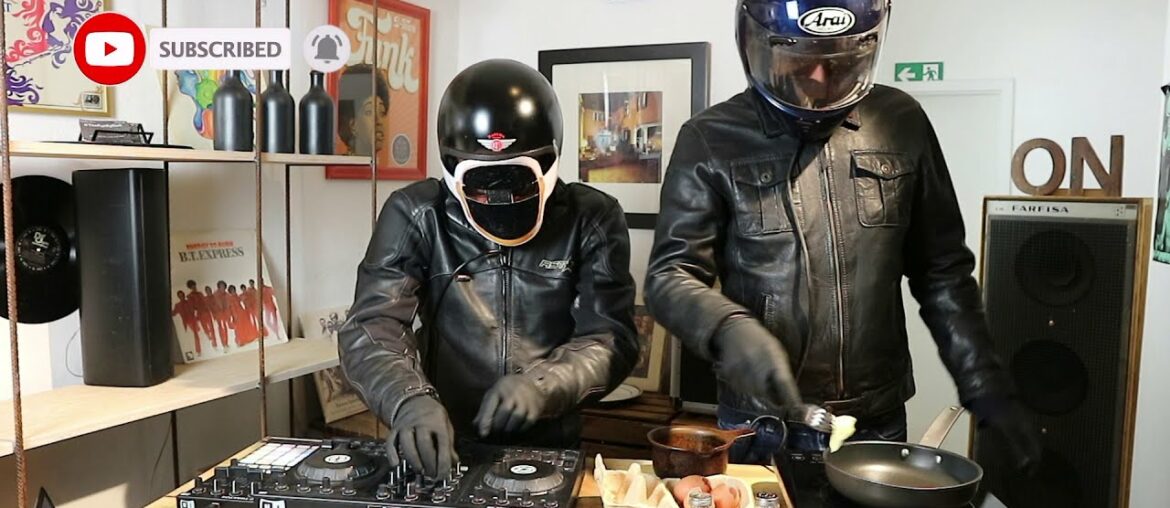 HOW TO MAKE A FRENCH OMELETTE