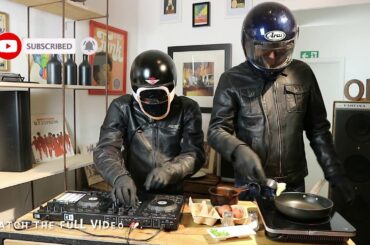 HOW TO MAKE A FRENCH OMELETTE