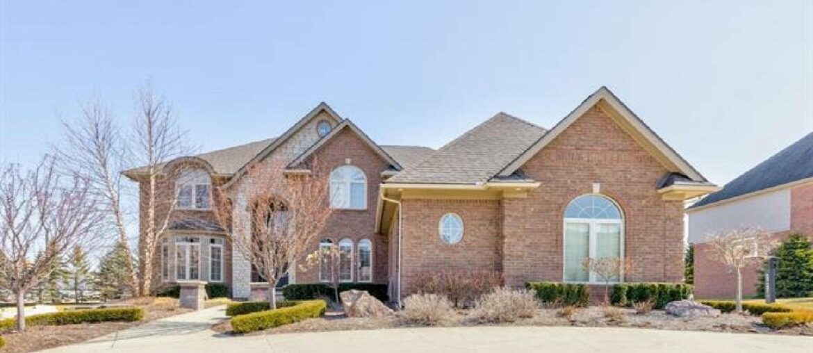 3949 TROUT CREEK LN, Rochester, MI Presented by Emerald PropertyTeam. 3949 TROUT CREEK LN, Rochester, MI Presented by Emerald PropertyTeam.