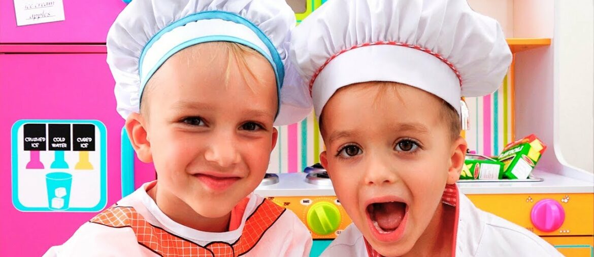 Vlad and Nikita play a restaurant and delivering toy dishes