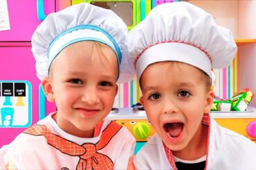 Vlad and Nikita play a restaurant and delivering toy dishes