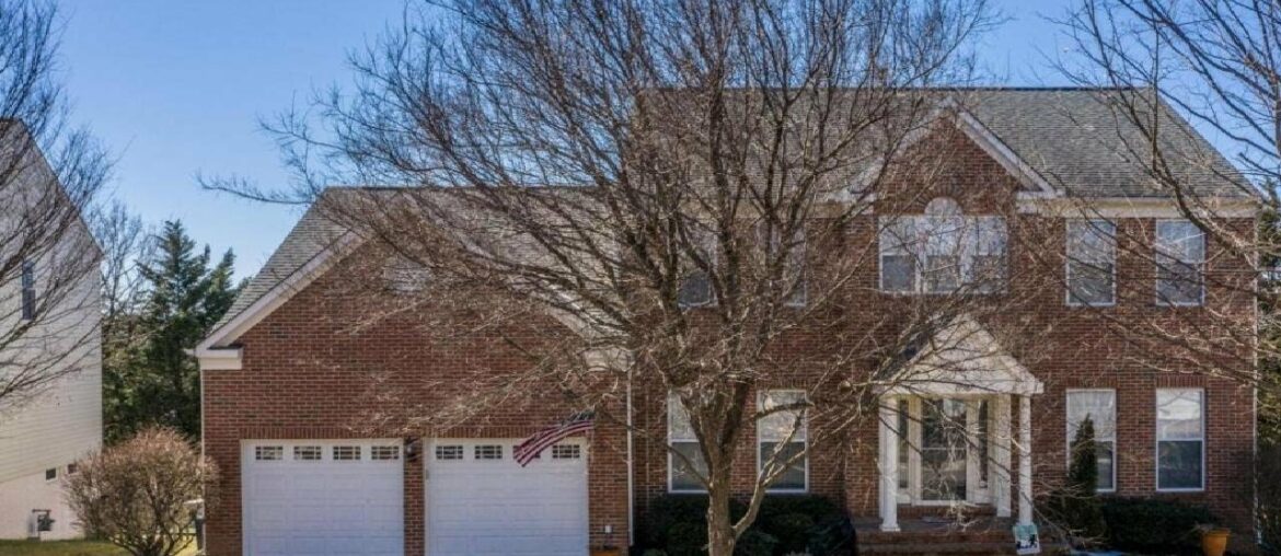 19967 ALEXANDRAS GROVE DRIVE, ASHBURN, VA Presented by The Lisa Smith Team. 19967 ALEXANDRAS GROVE DRIVE, ASHBURN, VA Presented by The Lisa Smith Team.