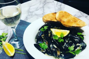 Quick & Easy Mussels in Creamy White Wine Sauce| Moules Mariniere| French Cuisine| Soul food recipes