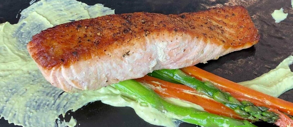 Restaurant Style Salmon with Avocado Horseradish Cream Sauce Restaurant Style Salmon with Avocado Horseradish Cream Sauce